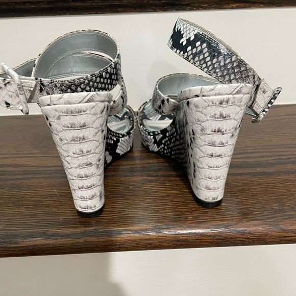 WHBM WELLINGTON PLATFORM PYTHON WEDGE 6.5 M - Picture 9 of 10